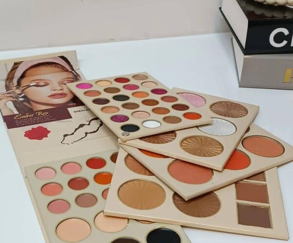 ⁦دفتر المكياج الشامل من SheGlam – جمالك في صفحة*🤩⁩ - الصورة ⁦3⁩